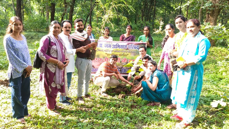 सेवा संकल्प अभियान के तहत ’एक पेड़ माँ के नाम’ पौधारोपण