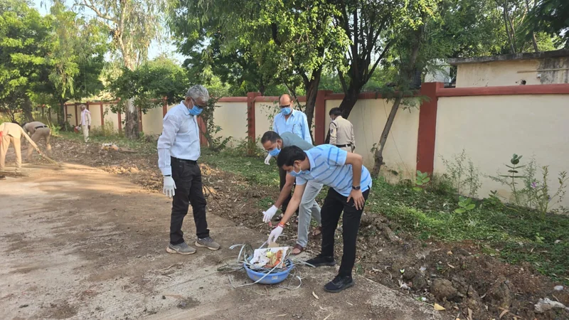 सेवा संकल्प अभियान के तहत तहसील कार्यालय अशोकनगर में चला स्वच्छता अभियान