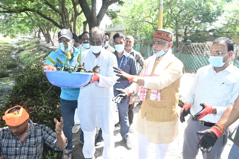 जनप्रतिनिधियों, अधिकारियों तथा आमजन ने श्रमदान कर की मिश्र तालाब की सफाई तालाब किनारे किया गया पौधरोपण…